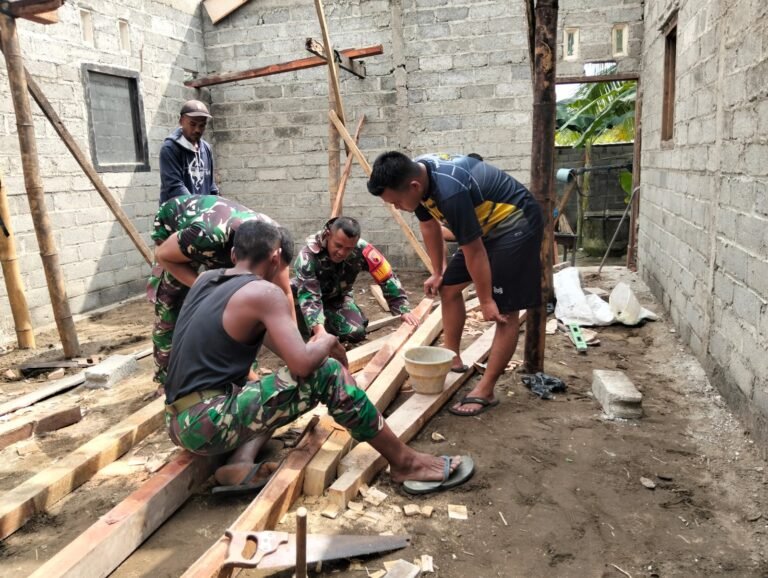Sertu Bambang Darmawan Babinsa Ds. Kesilir Bersama Anggota Melaksanakan Kerja Bakti Bersama Warga Membangun Rumah Warga dalam Program TMMD