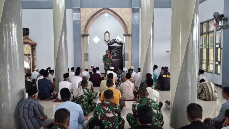 Dandim 0825/Banyuwangi Sapa Warga Usai Shalat Jumat di Lokasi TMMD 125 Siliragung