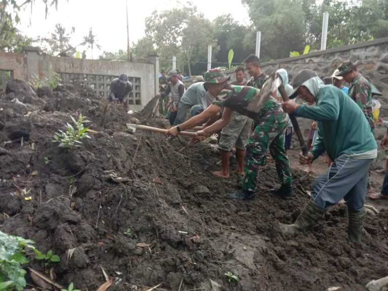 Satgas TMMD 125 Kodim 0825/Banyuwangi Laksanakan Penimbunan dan Pembuatan Selokan di Siliragung