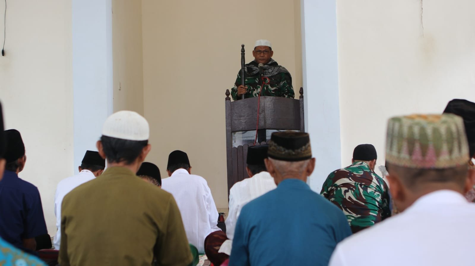Dalam Rangka TMMD ke-125, Serka Suin Bintal Korem 083 Pimpin Sholat Jum’at di Masjid Riyadlussholihin