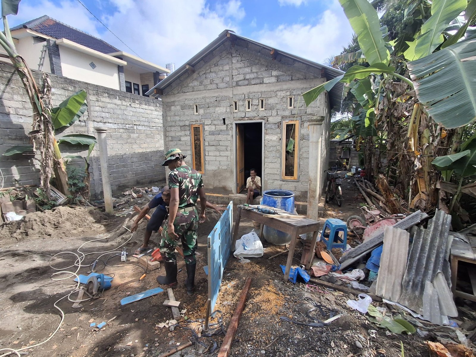 Satgas TMMD 125 Kodim 0825/Banyuwangi Lanjutkan Pembangunan Rutilahu di Rumah Bapak Jemirin