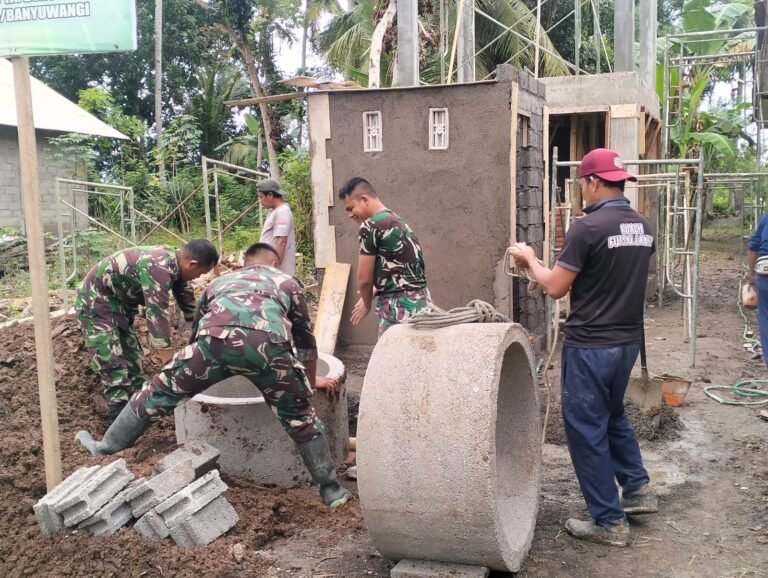 Gotong Royong Tanpa Lelah, Babinsa Siliragung Dan Satgas TMMD 125 Kerahkan Tenaga Penuh Untuk Pembangunan MCK