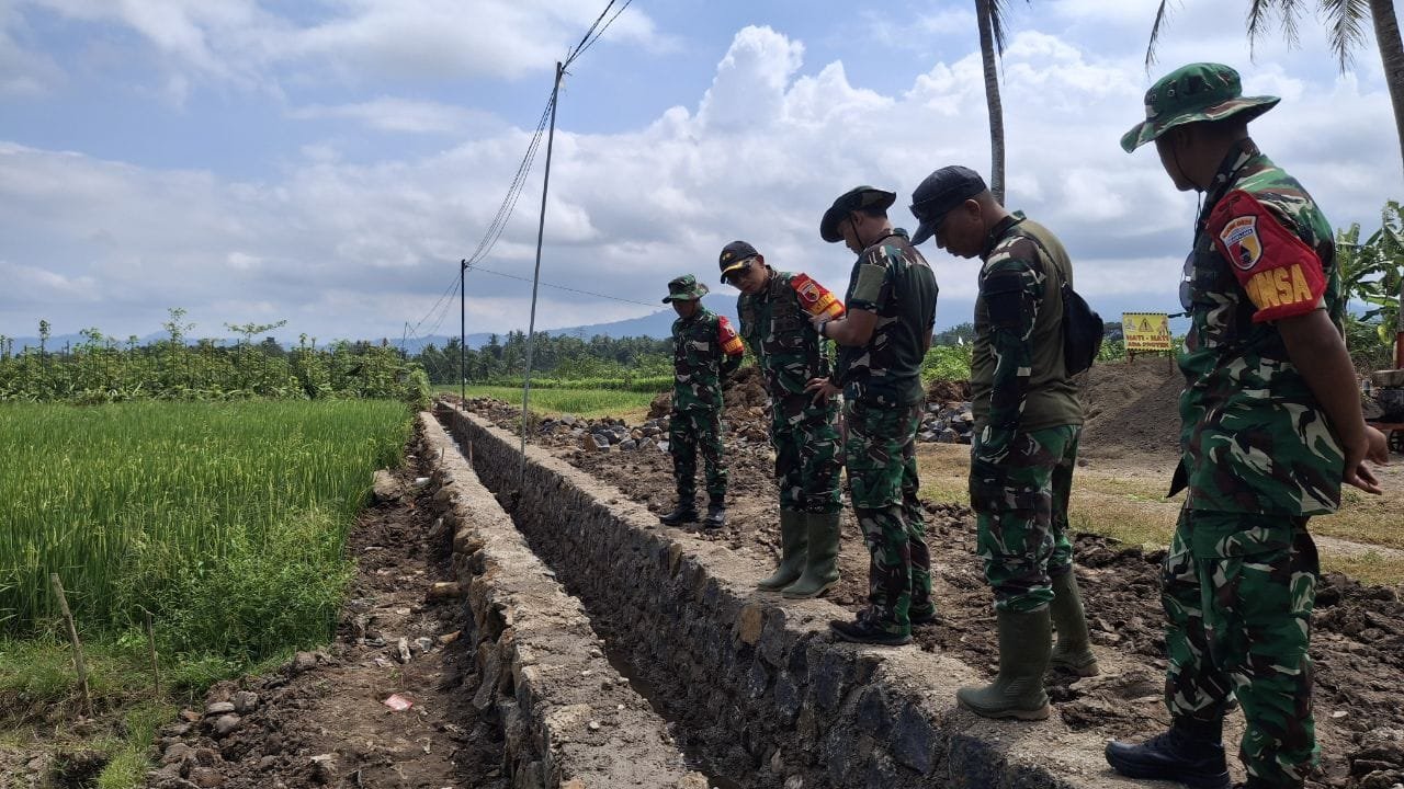 Komandan Kodim 0825 Banyuwangi Tinjau Progres Pembangunan Saluran Irigasi TMMD ke‑125