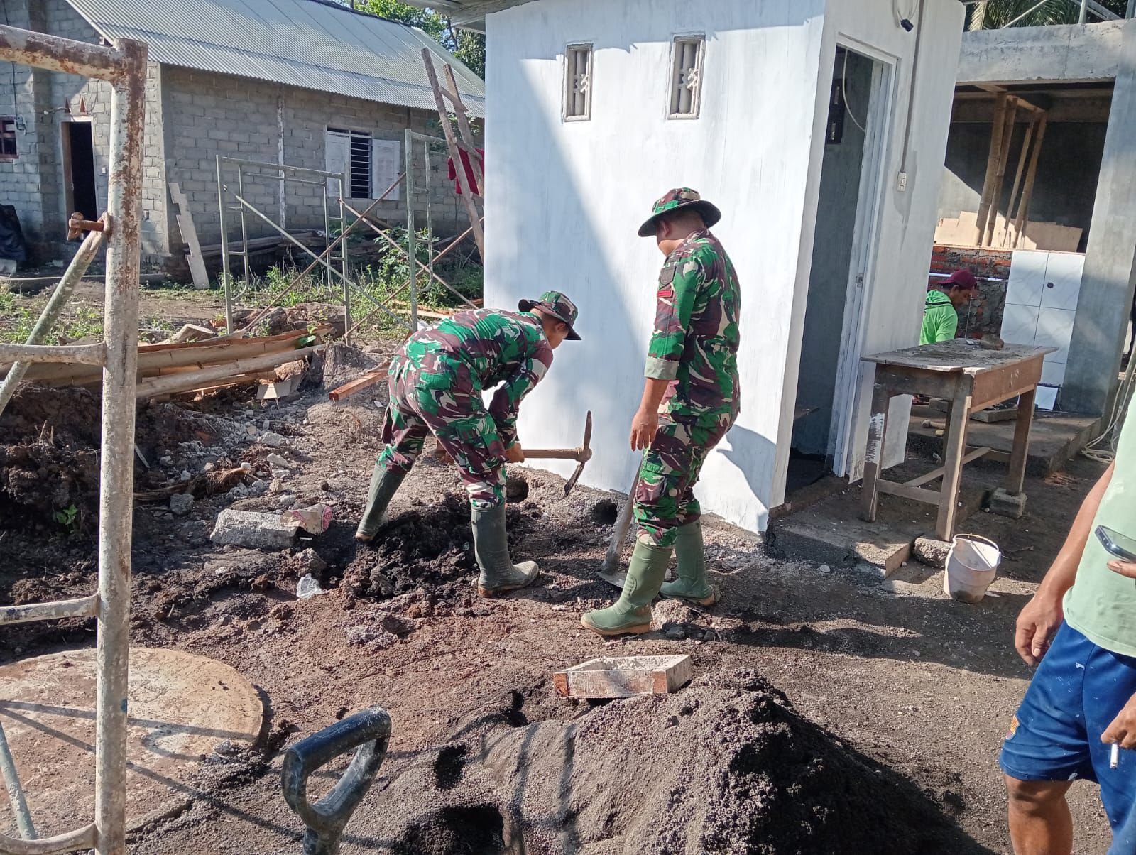 Satgas TMMD Kodim 0825/Banyuwangi Gencarkan Pembangunan Fasilitas MCK di Siliragung