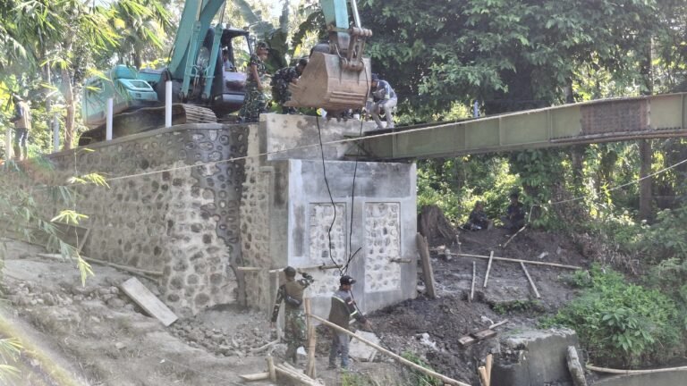 Progres Pembangunan Jembatan TMMD 125 Memasuki Tahap Krusial, Satgas Mulai Pasang Rangka Besi Penghubung Pondasi