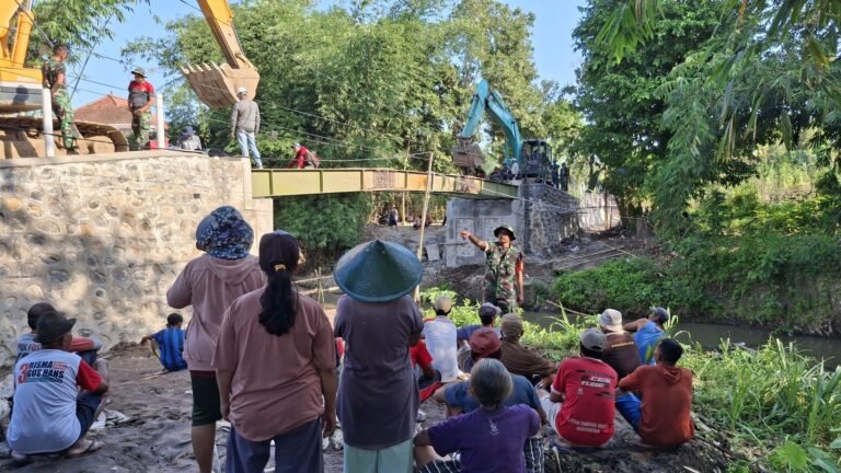 Proyek Jembatan TMMMD Disambut Meriah, Warga Ramai-Ramai Pantau Progres Pembangunan