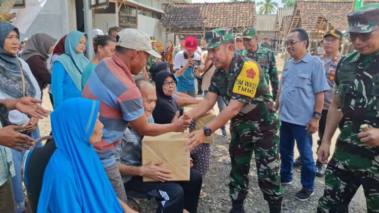 Tim Wasev TMMD ke-125 Gelar Bakti Sosial di Kecamatan Siliragung