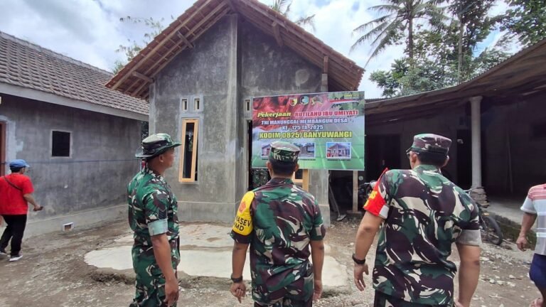Tim Wasev TMMD Tinjau Pembangunan Rumah Ibu Umiyati, Warga Kesilir Tersenyum Bahagia