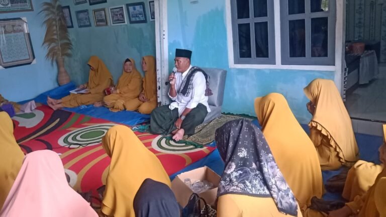 Serka Suin Bintal Korem 083/Bdj Pimpin Pengajian Ibu-Ibu di Desa Kesilir, Satgas TMMD ke-125 Ta. 2025