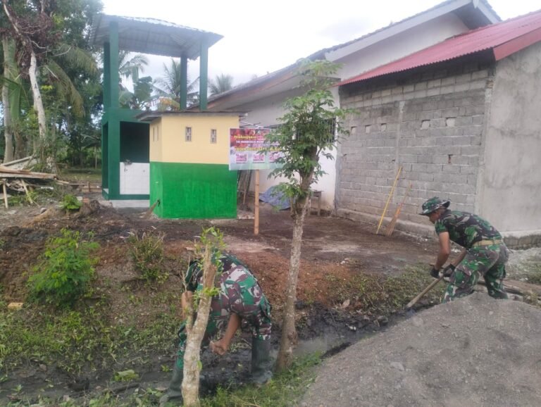 Anggota Satgas TMMD Lakukan Pembersihan di Sekitar Sumur Bor dan MCK