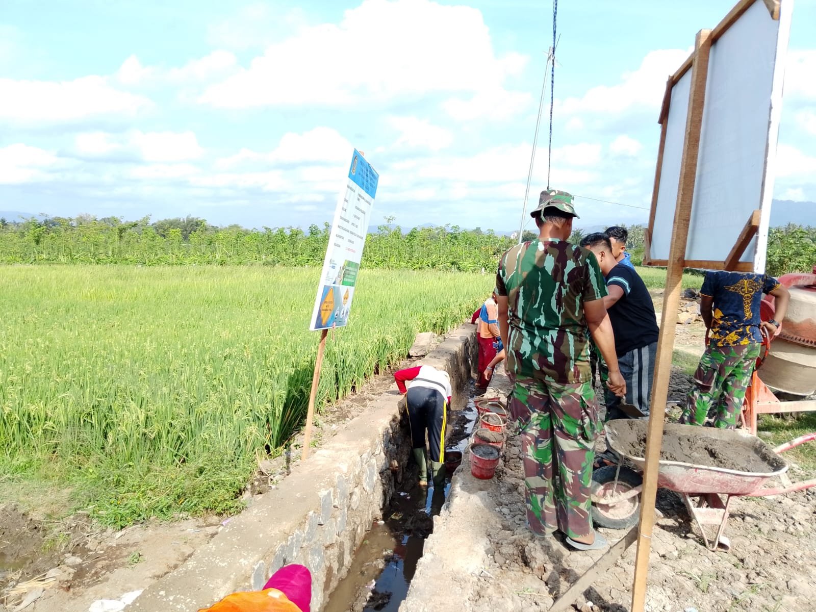 Gotong Royong TNI dan Warga Pacu Pembangunan Irigasi untuk Petani