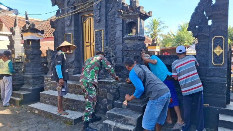 Merajut Kebersamaan di Desa Siliragung: Satgas TMMD ke-125 dan Warga Bersatu Mengecat Pura, Simbol Kuat Toleransi Beragama
