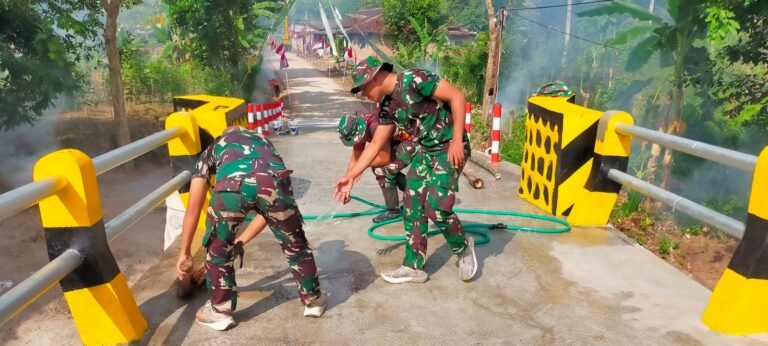 Satgas TMMD Bersama Masyarakat Bersihkan Jembatan Jelang Peresmian