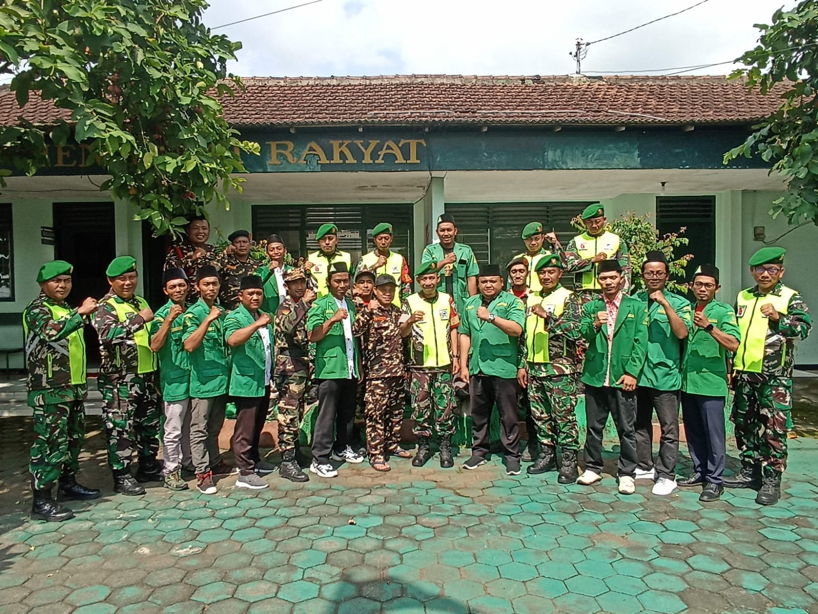 Personil Koramil 0825/06 Gambiran beserta Satpol PP, Banser dan GP Ansor Perkuat Sinergi dalam Apel Bersama Jaga Kondusifitas Wilayah.