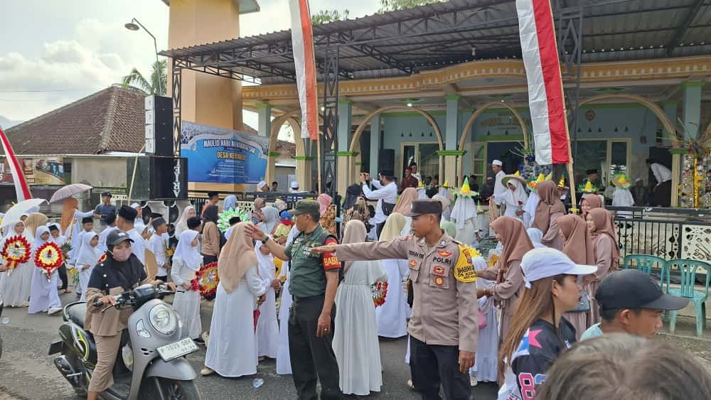 Harmoni Tiga Pilar: Babinsa dan Bhabinkamtibmas Hadiri Peringatan Maulid Nabi di Banyuwangi, Diikuti Langsung Bupati Via Zoom!