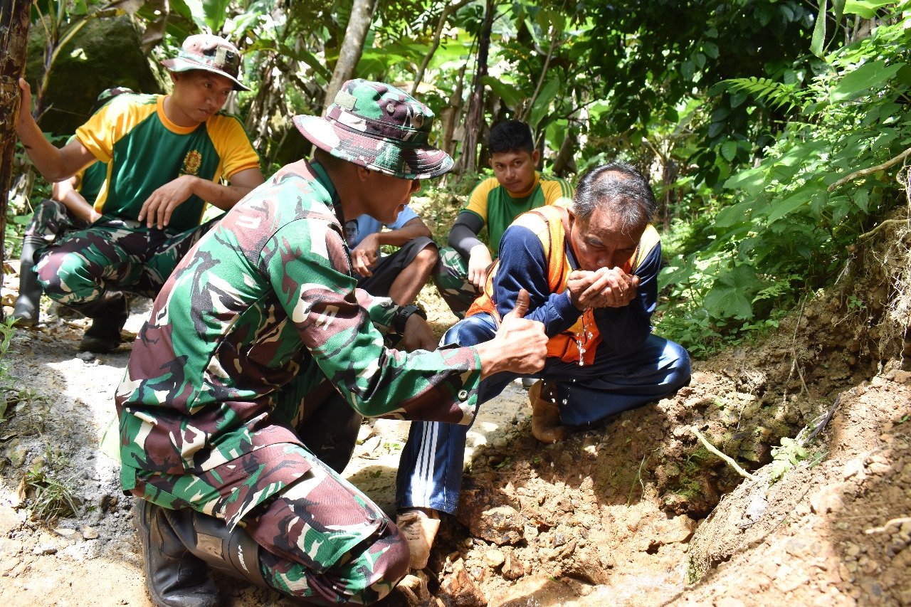 Anggota Satgas TMMD 126 Kodim 0818/Malang-Batu Tinjau dan Cek Pekerjaan Pipanisasi di Dusun Sengkaringan