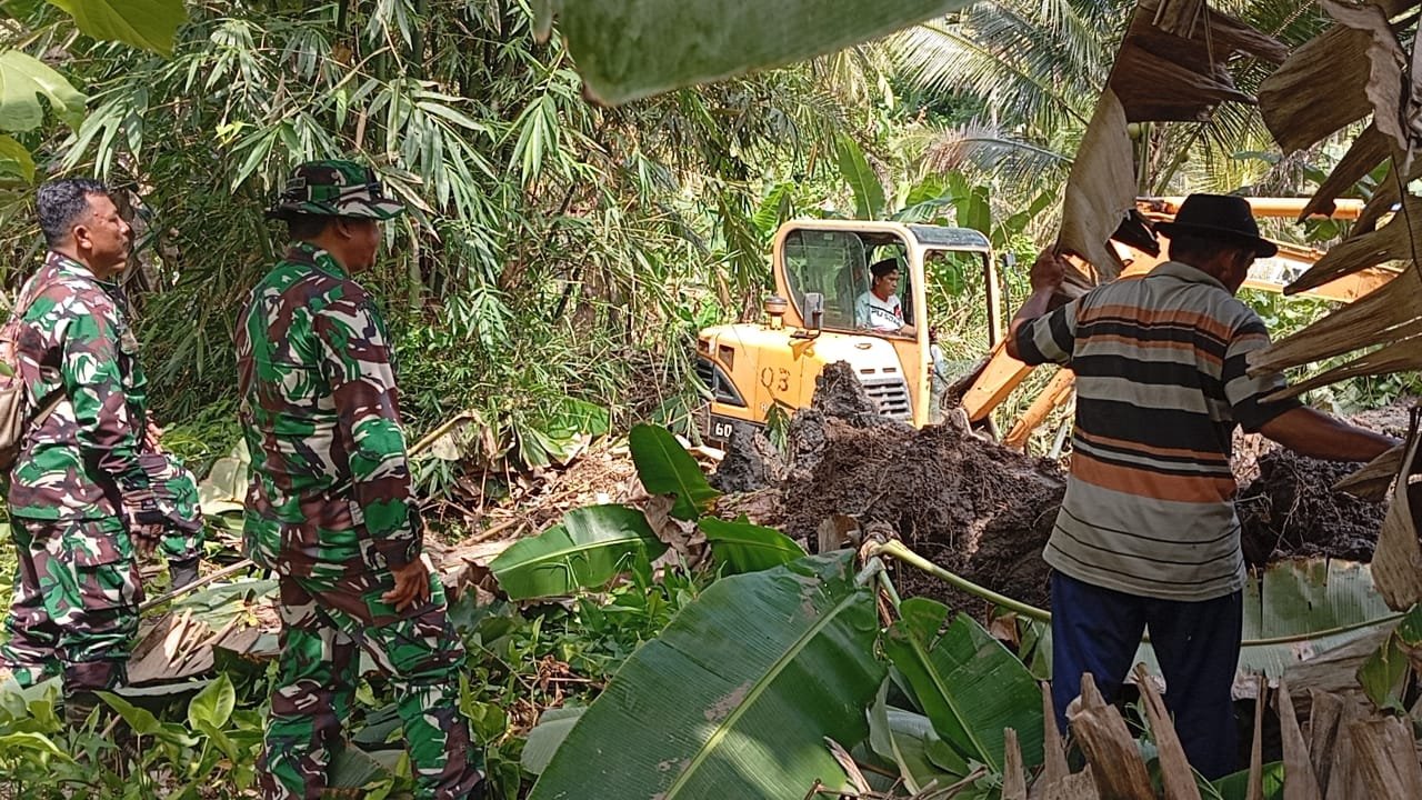 Normalisasi Aliran Sungai dari Bukit Antrokan sepanjang 1,3 kilometer di Dusun Lebaksari pada TMMD 126 Lebakharjo, Kecamatan Ampelgading, Kabupaten Malang, Jawa Timur