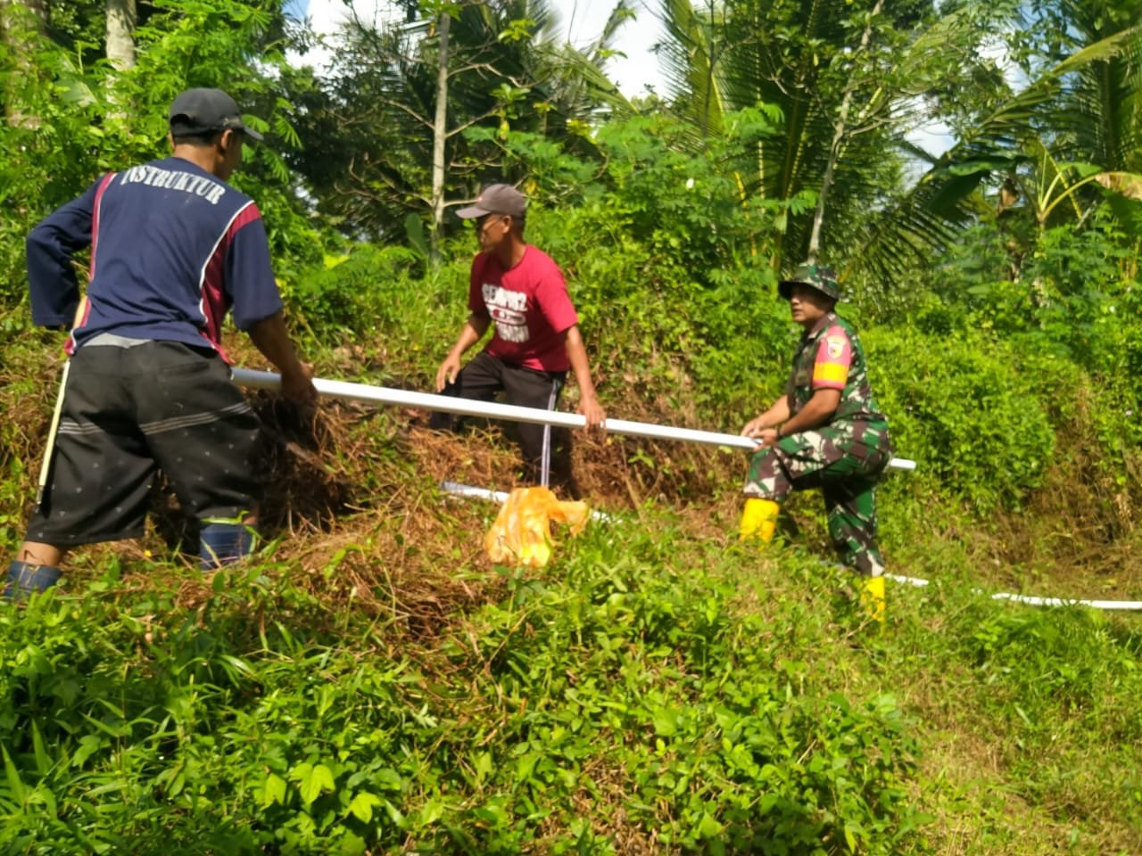 Babinsa Koramil 0825/20 Songgon Bersama Poktani Pacul Gowang Laksanakan Karya Bhakti Irigasi Pipanisasi Pertanian Hortikultura Dalam Rangka Mendukung Program Ketahanan Pangan