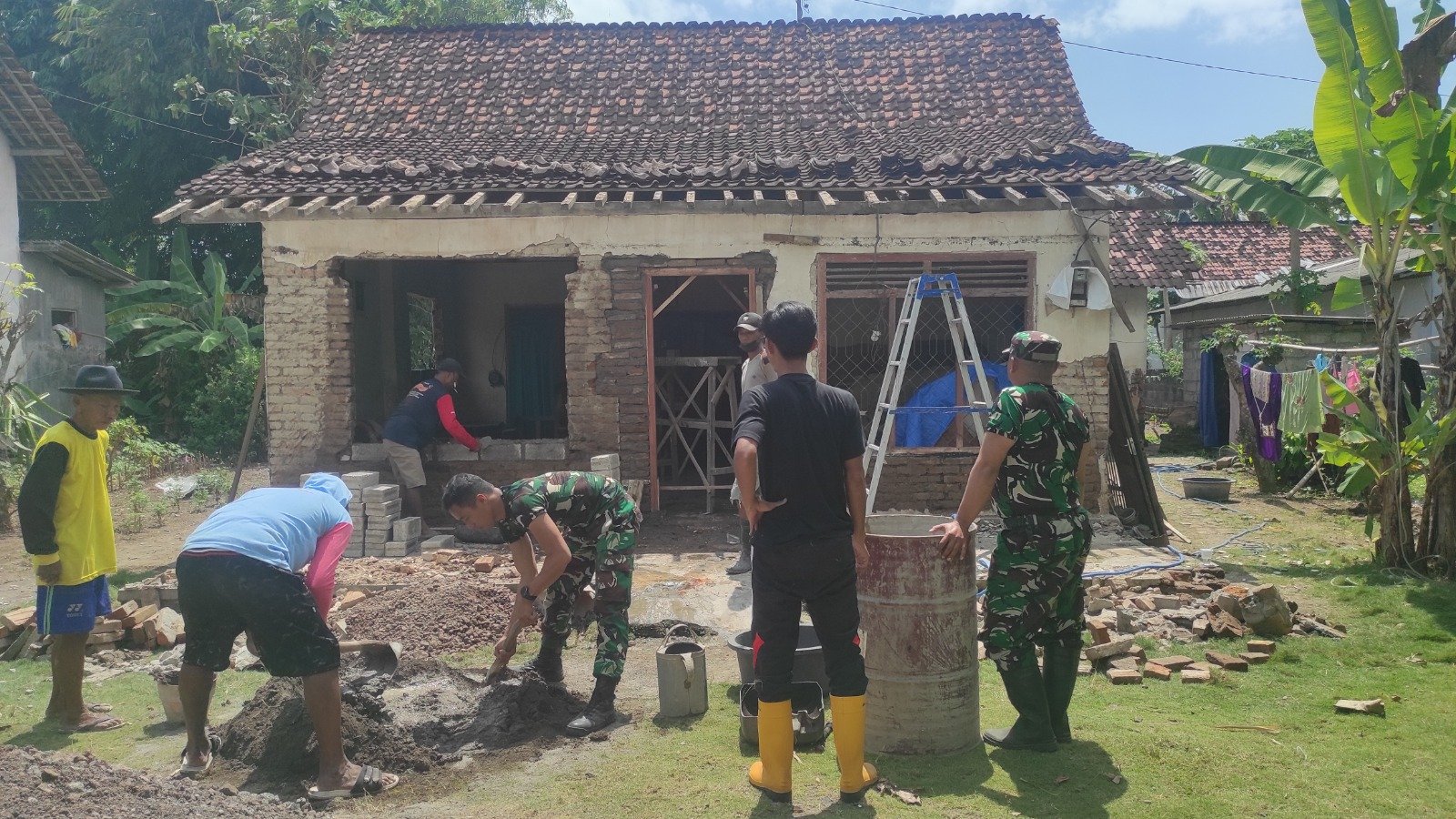 Babinsa Koramil 0825/17 Muncar Bersama Warga Gotong Royong Renovasi Rumah Tidak Layak Huni (RUTILAHU)