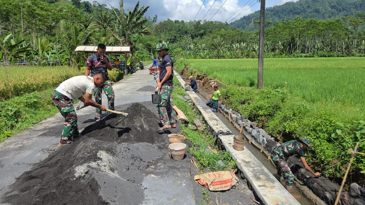 Semangat gotong royong kembali ditunjukkan oleh anggota Satgas TNI Manunggal Membangun Desa (TMMD) Ke-126 Kodim 0818/Malang-Batu.