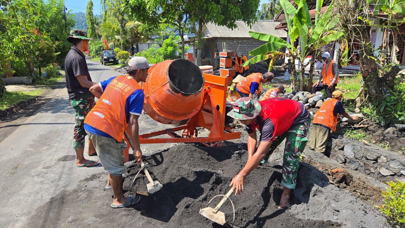 Semangat gotong royong dan kemanunggalan TNI bersama rakyat kembali membara dalam pelaksanaan TNI Manunggal Membangun Desa (TMMD) ke-126 Kodim 0818/Malang-Batu.