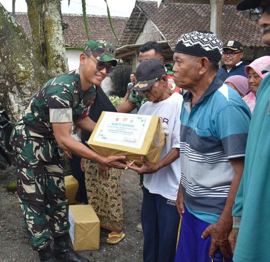 Komandan Kodim 0818/Malang-Batu Letkol CZI Bayu Nugroho selaku Dansatgas TMMD tidak hanya fokus pada pelaksanaan program fisik dan nonfisik, tetapi juga menunjukkan kepedulian sosial yang tinggi terhadap warga setempat.