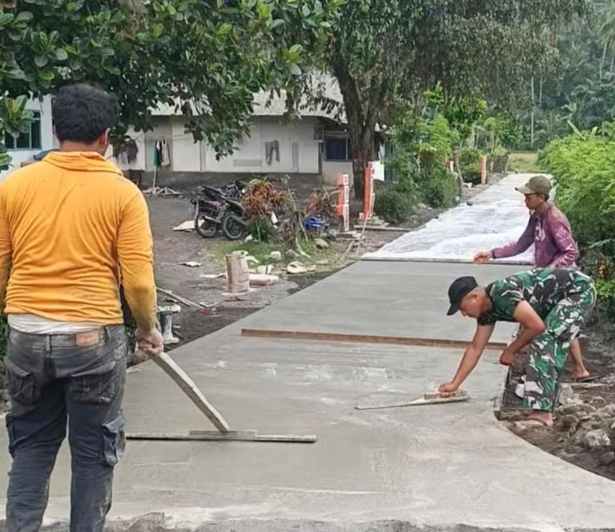 Semangat gotong royong antara Satgas TMMD ke-126 dan masyarakat dalam pengerjaan rabat beton yang menjadi salah satu sasaran fisik pada program TMMD 126 Lebakharjo
