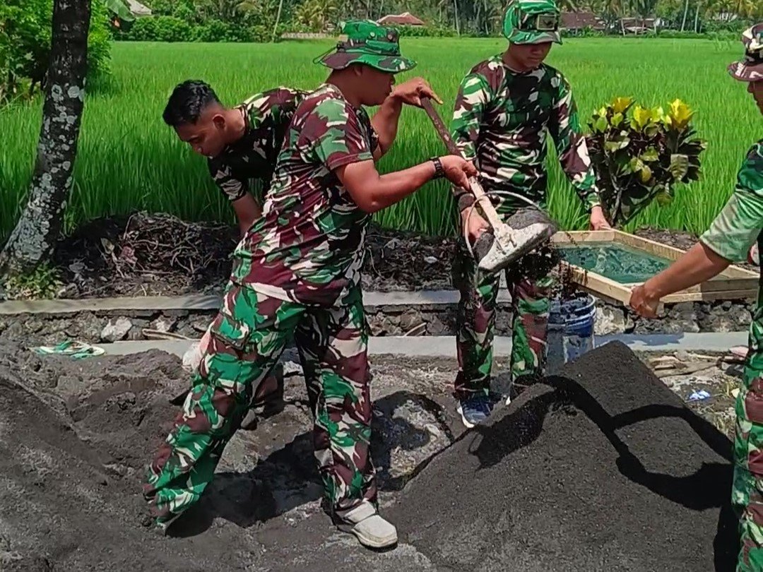 TNI Angkatan Udara dari Lanud Abdulrachman Saleh juga menunjukkan kepedulian sosial melalui kegiatan pembangunan desa. Dalam pelaksanaan TNI Manunggal Membangun Desa (TMMD) ke-126