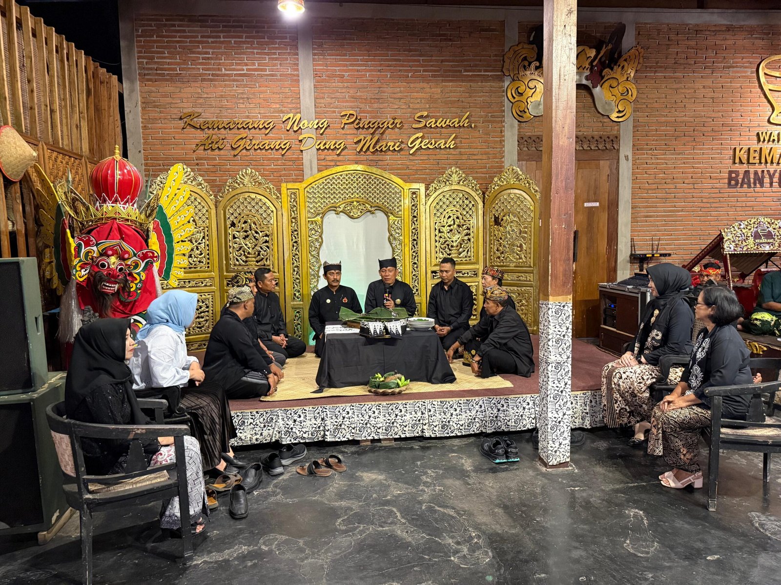 Hangat dan Penuh Budaya, Danrem 083/Baladhika Jaya Diganjar Gelar Anggota Kehormatan KOPAT