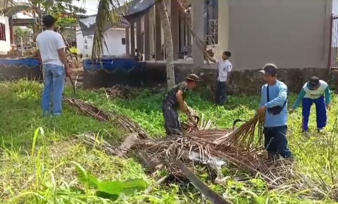 Sinergi Anggota Koramil 0825/04 Genteng-Warga Terjalin Erat, Gotong Royong Ciptakan Desa Bersih