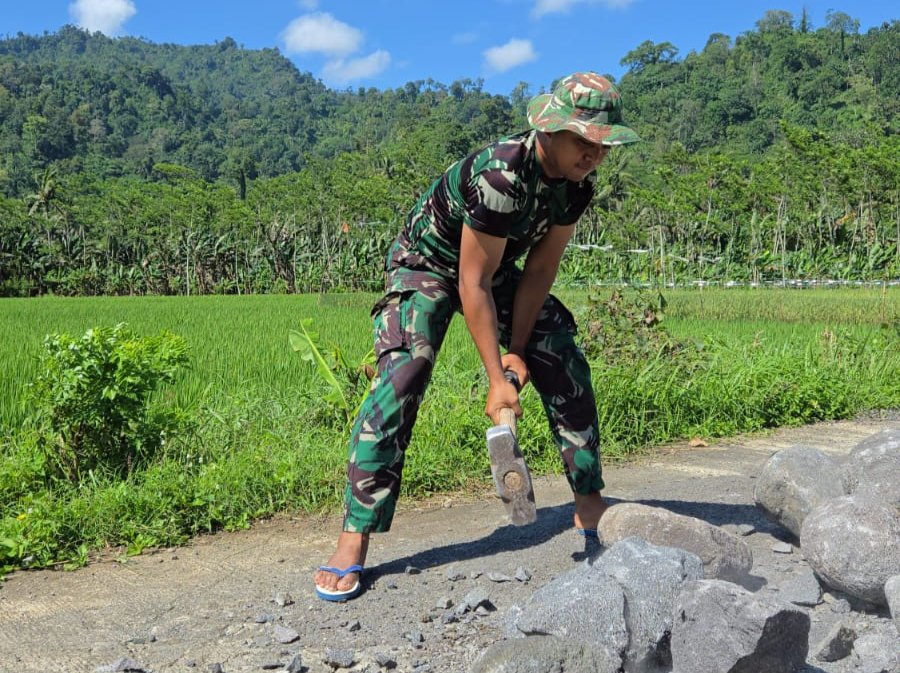 Keterbatasan Bukan Halangan: Prajurit TMMD Bangun Irigasi demi Harapan Petani Lebakharjo