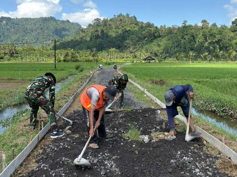Anggota Satuan Tugas (Satgas) TNI Manunggal Membangun Desa (TMMD) ke-126 Kodim 0818/Malang-Batu, termasuk personel dari Satuan AURI, bahu-membahu bersama masyarakat setempat mencangkul dan meratakan tanah.