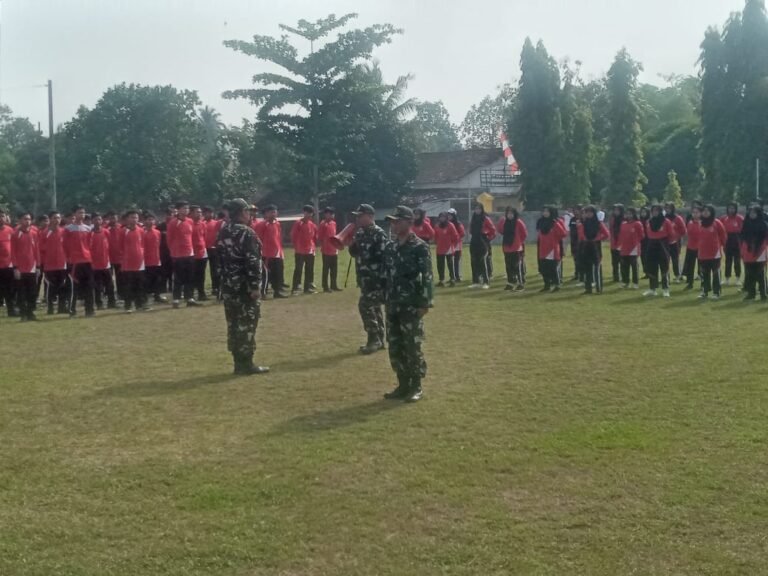 Disiplin Militer di Bangku Sekolah: Babinsa Setail Gembleng Ratusan Siswa SMK 17 Agustus 1945 Genteng