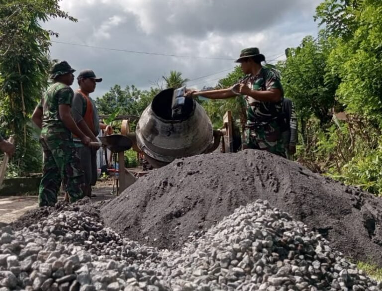 Dengan Tekat dan Kerja Keras, Prajurit Bersama Warga Bagu MembahubMembangun Drainase Yang Menjadi Sasaran Fisik Pada TMMD Ke 126 di Desa Lebakharjo