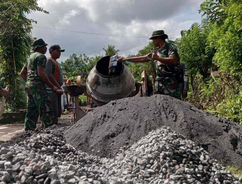 Dengan Tekat dan Kerja Keras, Prajurit Bersama Warga Bagu MembahubMembangun Drainase Yang Menjadi Sasaran Fisik Pada TMMD Ke 126 di Desa Lebakharjo