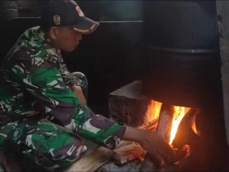Di tengah semangat gotong royong pelaksanaan TNI Manunggal Membangun Desa (TMMD) ke-126, tampak suasana berbeda di salah satu rumah produksi tempe milik warga Desa Lebakharjo, Ampelgading, Kabupaten Malan