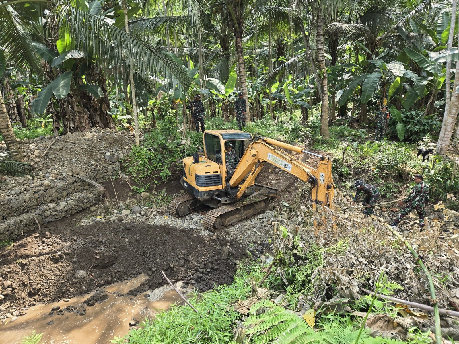 Program TNI Manunggal Membangun Desa (TMMD) Ke-126 Kodim 0818/Malang-Batu terus menunjukkan hasil nyata bagi masyarakat. Salah satu kegiatan utama yang sedang dikerjakan yaitu normalisasi saluran irigasi di Dusun Lebaksari, Desa Lebakharjo, Kecamatan Ampelgading, Kabupaten Malang.