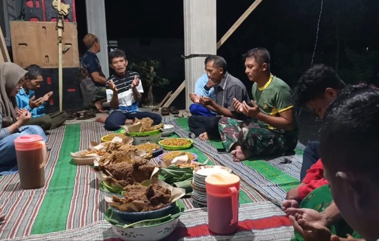 syukuran sederhana sebagai ungkapan rasa syukur atas selesainya pekerjaan rabat beton jalan usaha tani, bersama anggota Satgas TMMD 126 Lebakharjo