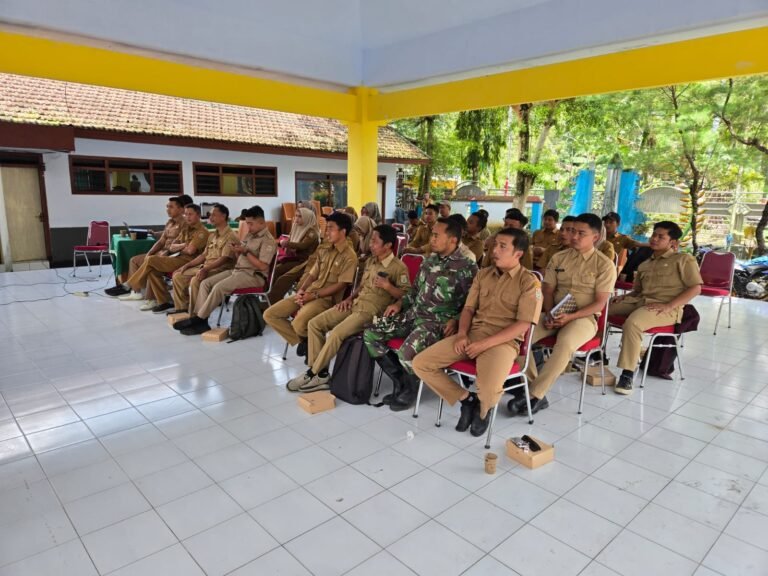 Dalam rangka mendukung program TNI Manunggal Membangun Desa (TMMD) ke-126 Kodim 0818/Malang-Batu, Dinas Komunikasi dan Informatika (Diskominfo) Kabupaten Malang memberikan bimbingan teknis (bimtek) Desa Digital kepada para operator desa se-Kecamatan Ampelgading.