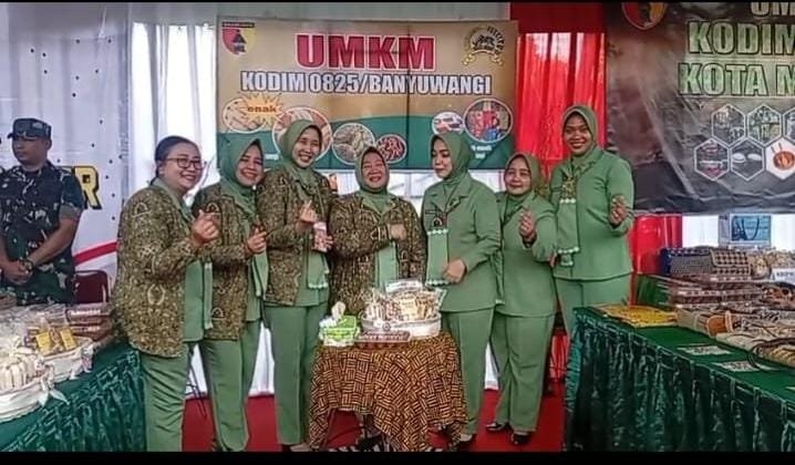 Persit Kartika Chandra Kirana Kodim 0825/Banyuwangi Pukau Pengunjung dengan Produk UMKM Khas Osing di Penutupan TMMD ke-126