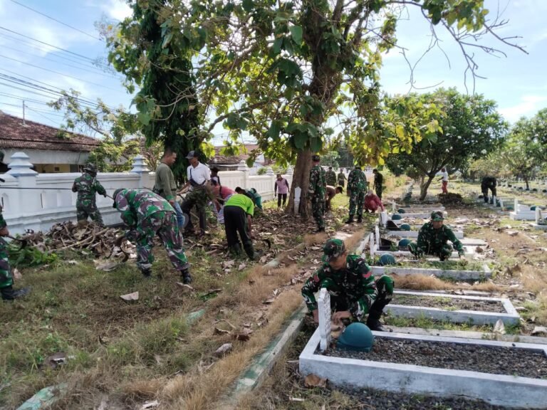 Semangat Juang Tak Pernah Pudar: Prajurit Kodim 0825/Banyuwangi Gelar Karya Bhakti Bersihkan Makam Pahlawan Jelang Hari Pahlawan 2025
