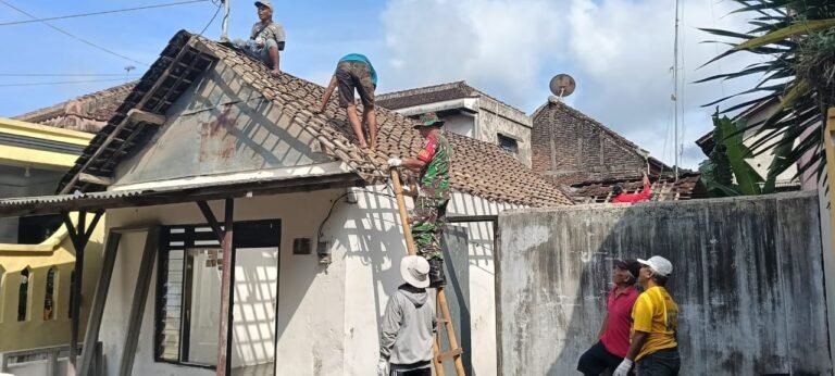 Atap Nyaris Ambruk! Babinsa Desa Genteng Kulon Turun Tangan, Gotong Royong Selamatkan Rumah Janda 50 Tahun