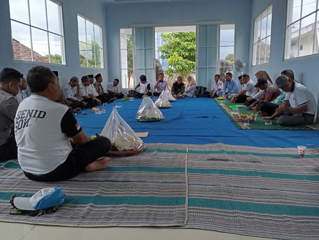 Babinsa Hadiri Tasyakuran Peresmian Ruang Pertemuan, Desa Kembiritan Kini Punya ‘Aula’ Pertemuan Baru