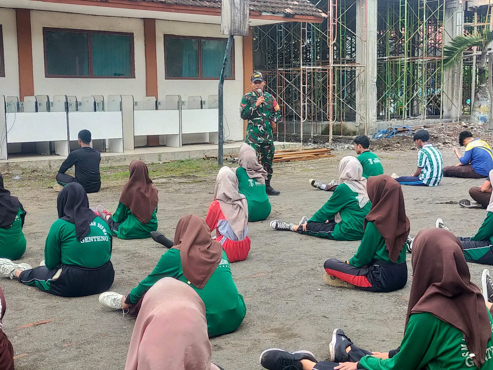 Disiplin Baja Siswa! Babinsa Genteng ‘Sentil’ Mental Siswa Taman Siswa Lewat Latihan PBB Intensif