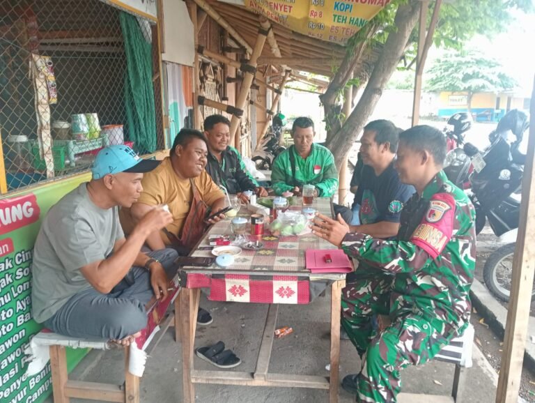 Secangkir Kopi Hangatkan Suasana, Koptu Wawan Sunarto Rangkul Komunitas Ojol di Genteng Kulon