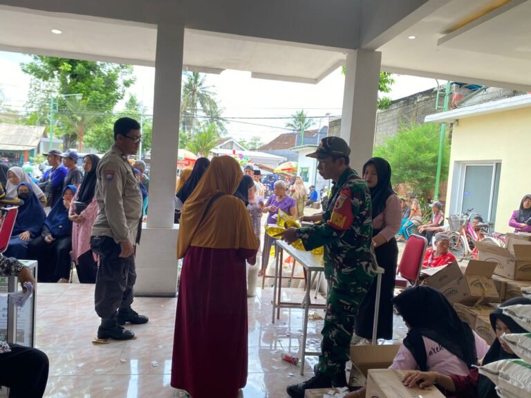 Babinsa Genteng Gercep! 991 Warga Tersenyum Lega Terima Bantuan Pangan, Total 19,8 Ton Beras Digelontorkan