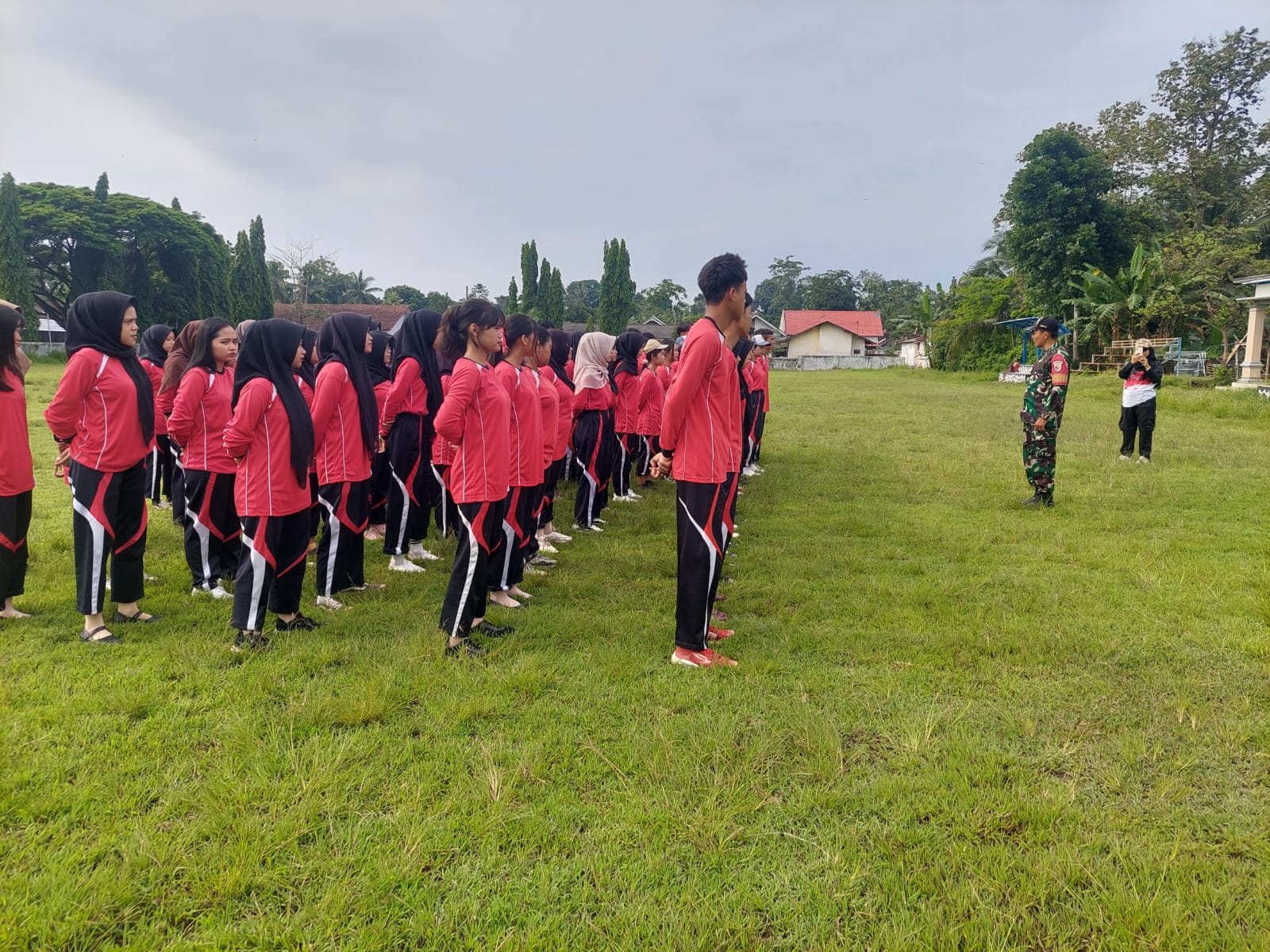 Disiplin Militer Gempur Lapangan Setail: Puluhan Pelajar SMK ‘Ditempa’ Koramil Genteng