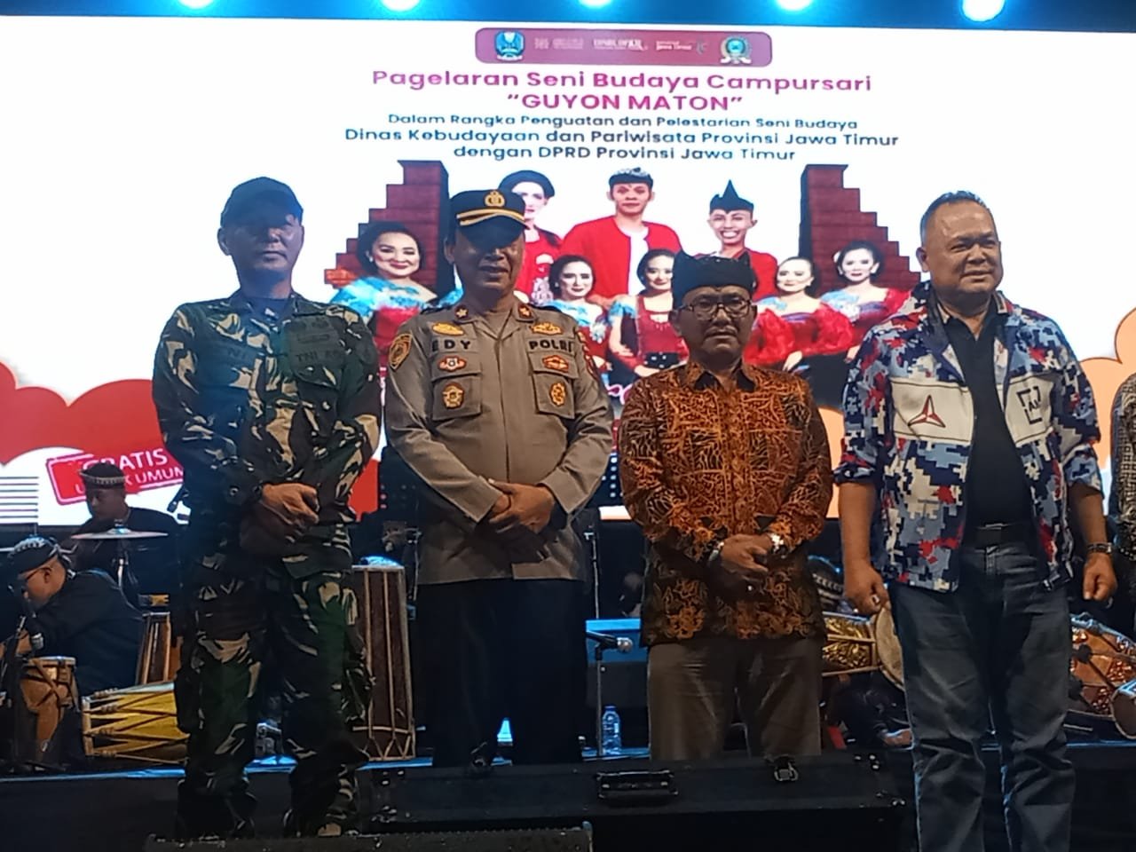 Danramil Genteng Hadiri Undangan ‘Guyon Maton’ Bareng Cak Percil CS,