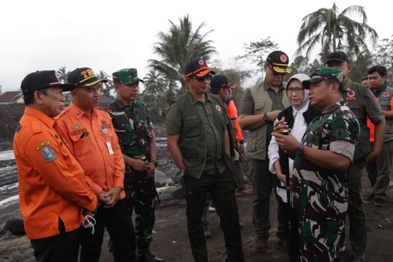 Kepala BNPB Tinjau Dampak Erupsi Semeru di Pronojiwo: Tanggap Darurat Diperpanjang, Relokasi Warga Dipastikan Berjalan