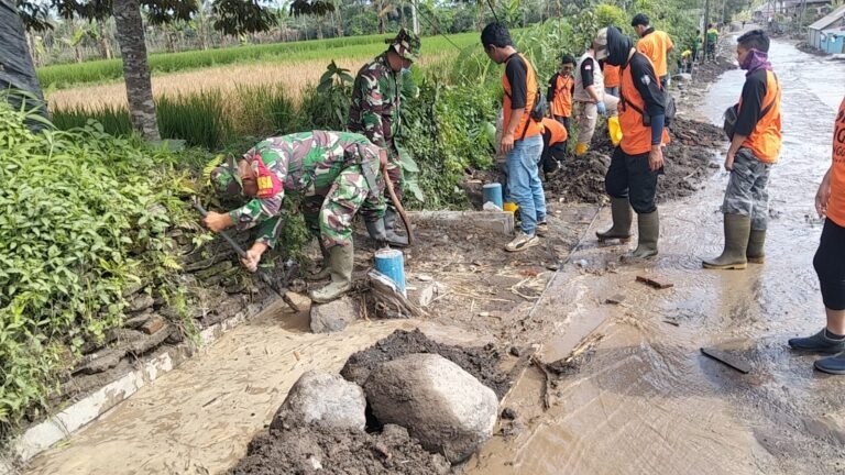 Normalisasi Irigasi Pasca Erupsi Semeru, Tim Gabungan Bergerak Pulihkan Akses dan Aliran Irigasi di Pronojiwo